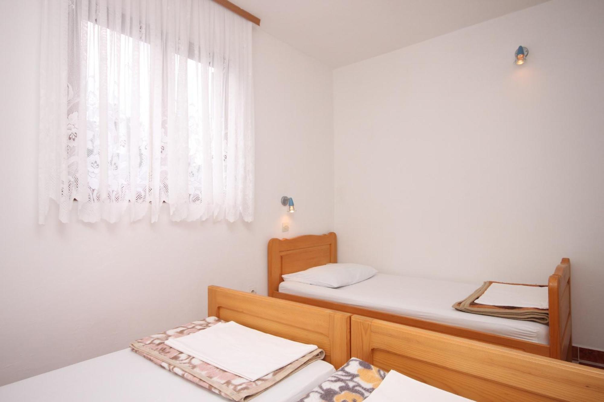 Apartments With A Parking Space Starigrad, Paklenica - 6618 Rom bilde